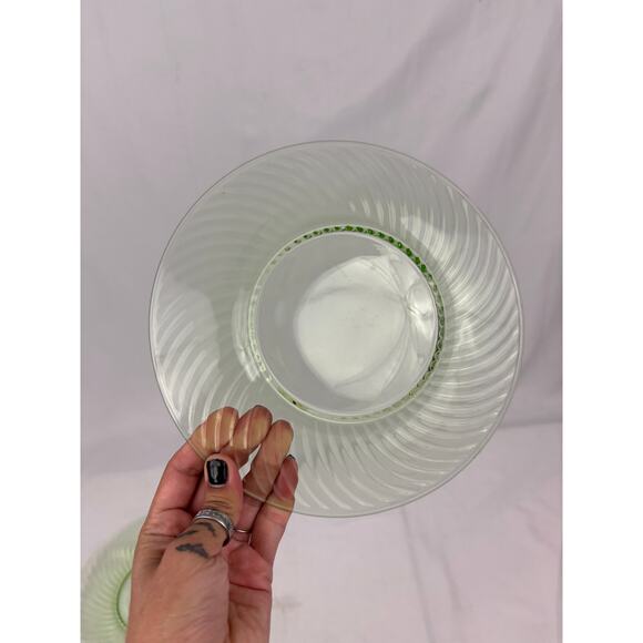 VTG 4 PC Green Depression Glass Swirl Pattern 8" Plates Uranium GLOWS - Picture 12 of 16